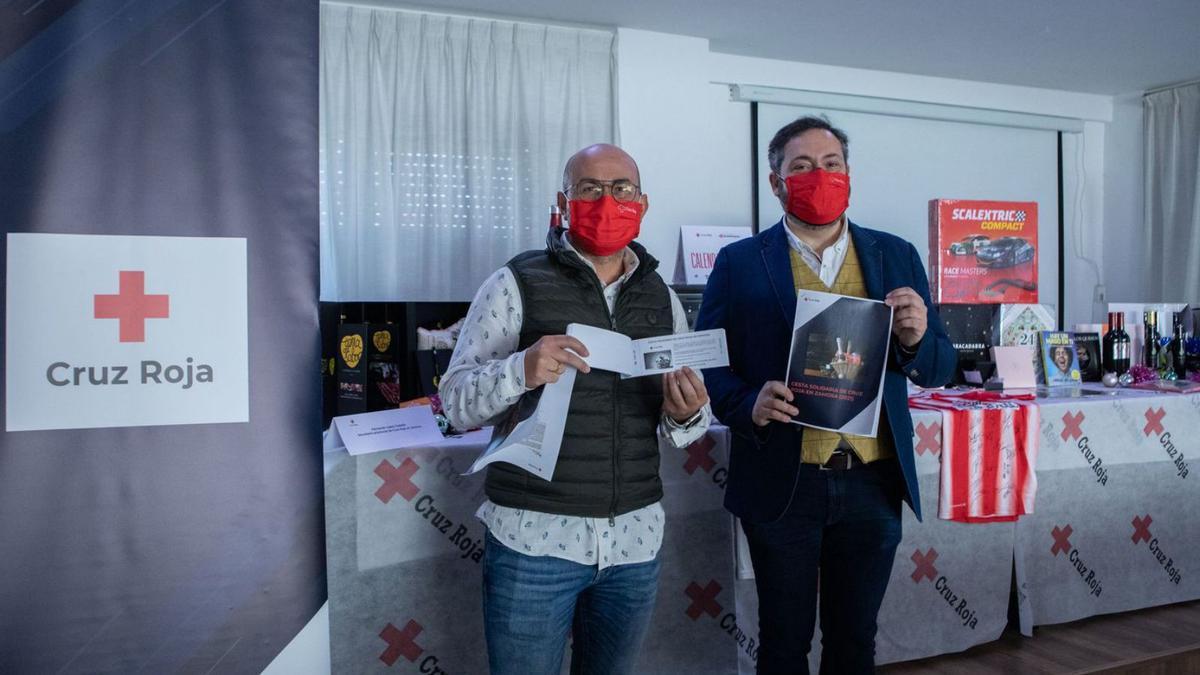 José Luis Santiago (izquierda) y Fernando López, durante la presentación de la Cesta Solidaria.