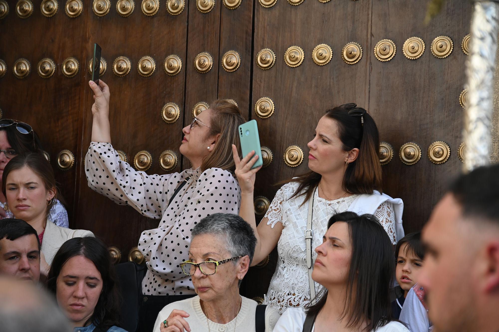 La Plaza de Capuchinos da salida a la Hermandad de la Sangre