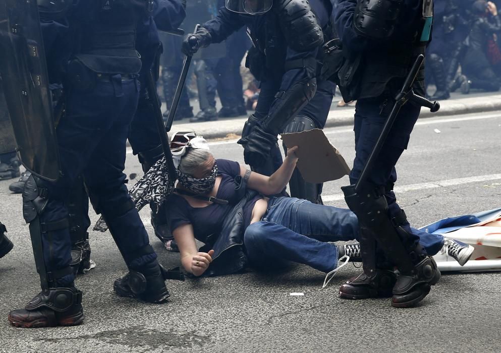 Batalla campal en París por la reforma laboral