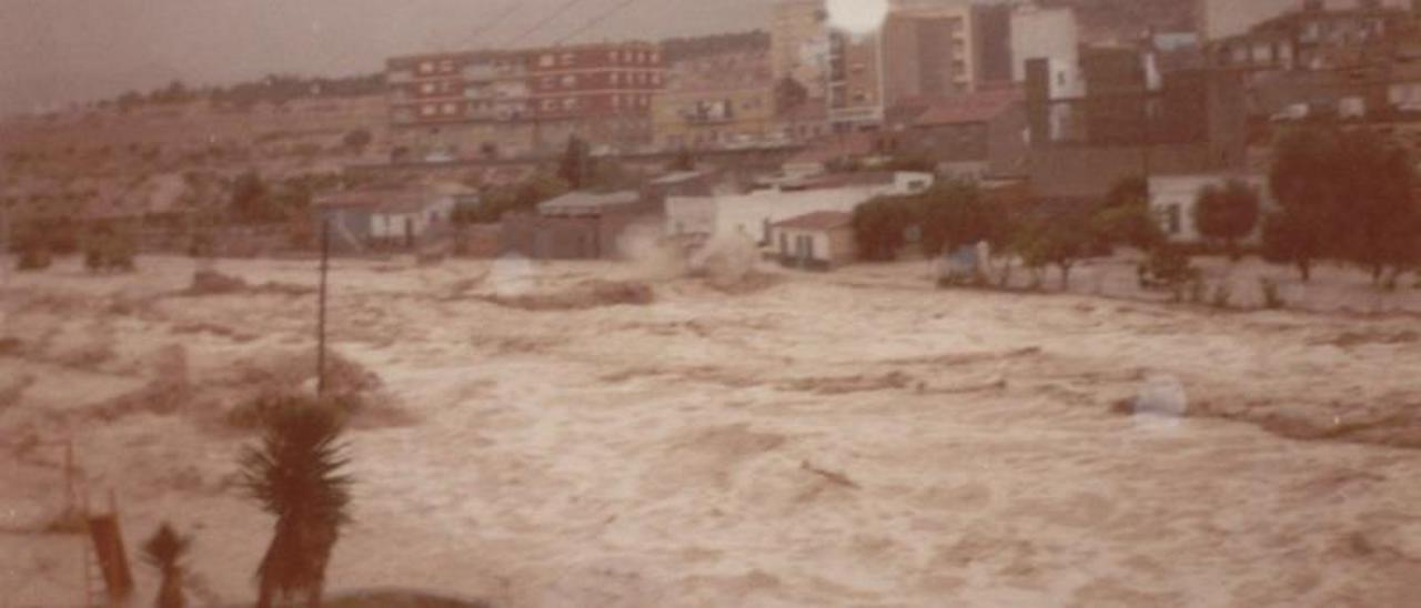 El río Vinalopó inundando el barrio Caliu de Elda tras desbordarse en octubre de 1982.