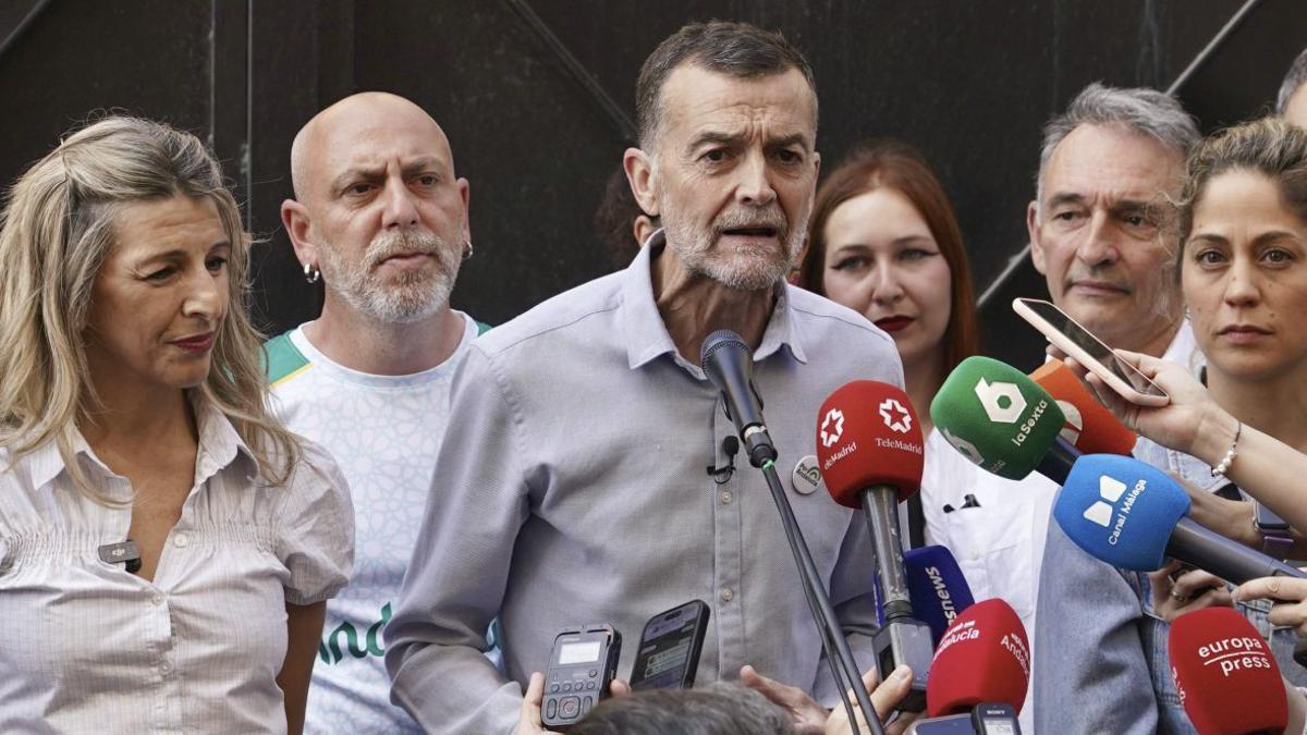 Antonio Maíllo, candidato de la coalición Por Andalucía, en Málaga junto a la ministra Yolanda Díaz. | ÁLEX ZEA