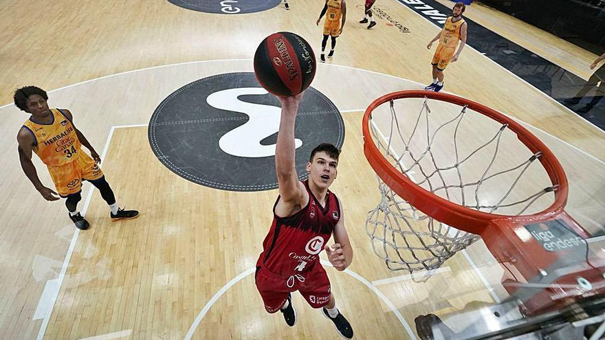 Jaime Pradilla, una de las sensaciones de la fase final de la Liga ACB disputada en l&#039;Alqueria, entra a canasta.