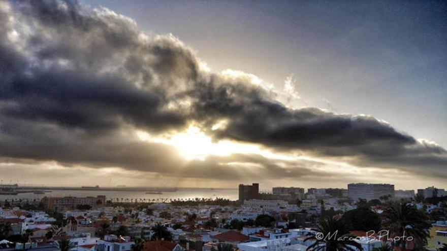 Amanecer de este jueves en la capital grancanaria.