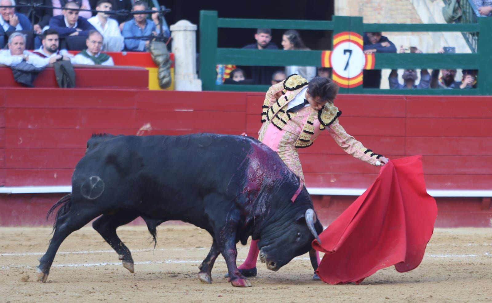 Vicente, Carmen Lomana y Enrique Ponce en la corrida de toros del 16 de marzo en València