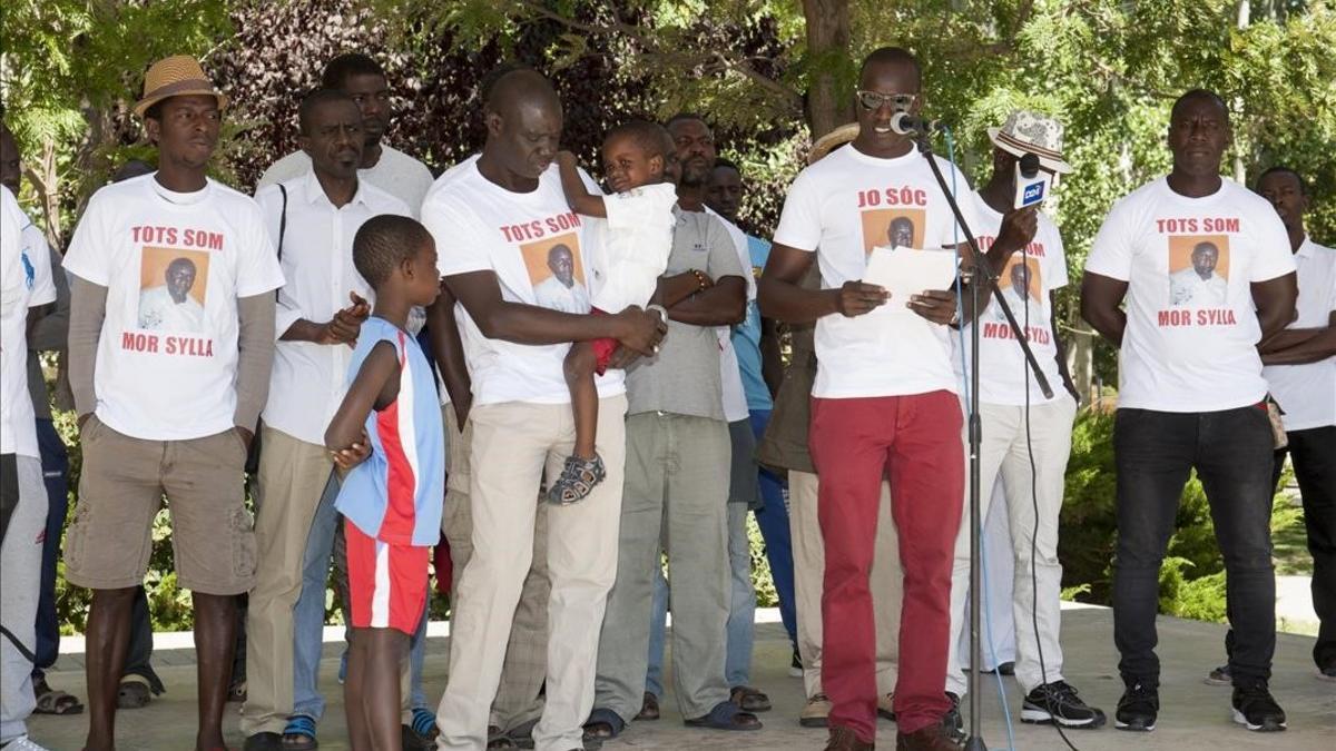 Familiares y amigos rinden homenaje a Mor Sylla en Salou, en el primer aniversario de su muerte.