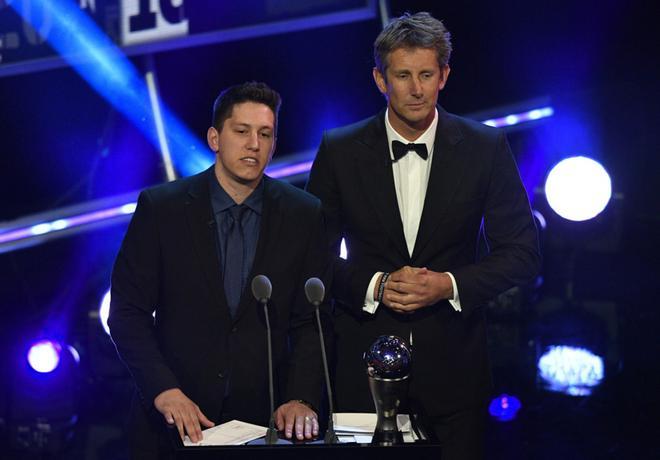 El exportero brasileño Jackson Follmann y el exportero holandés Edwin van der Sar presentan el premio a mejor guardameta de la FIFA durante la gala de los premios FIFA the Best 2018 en Londres