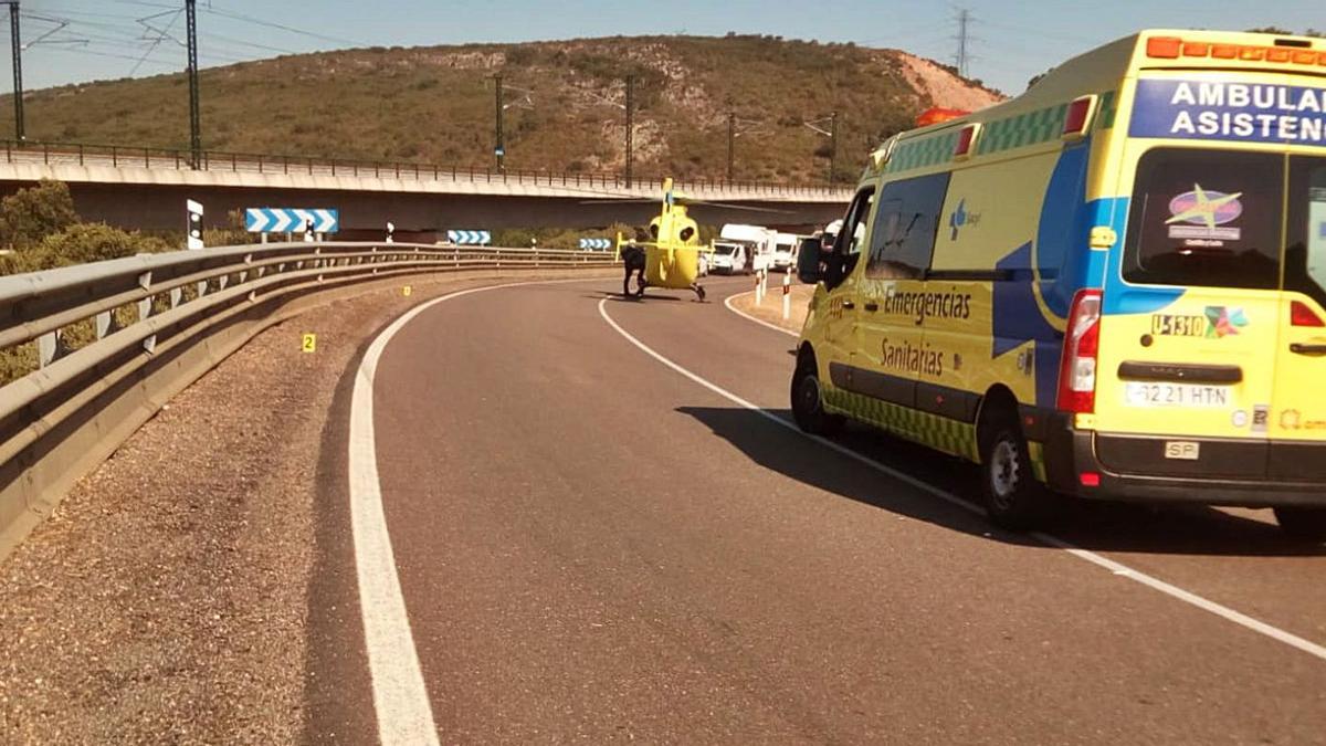 Medios sanitarios desplazados al lugar del accidente, en la carretera N-631, en el término de Moreruela de Tábara. | Bomberos Rionegro del Puente