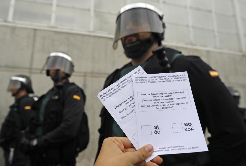 Guàrdia Civil i Policia Nacional desallotgen amb violència col·legis electorals gironins