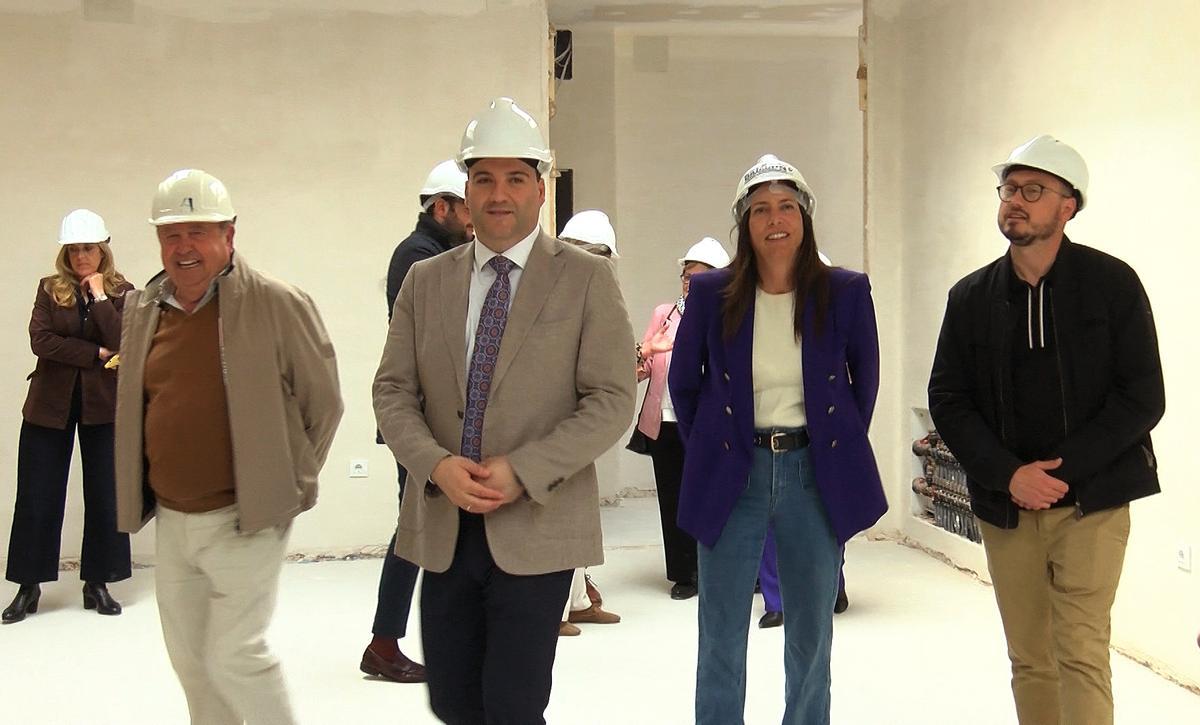 ;Loles López, con autoridades y técnicos, visita las obras del centro de Albasur.