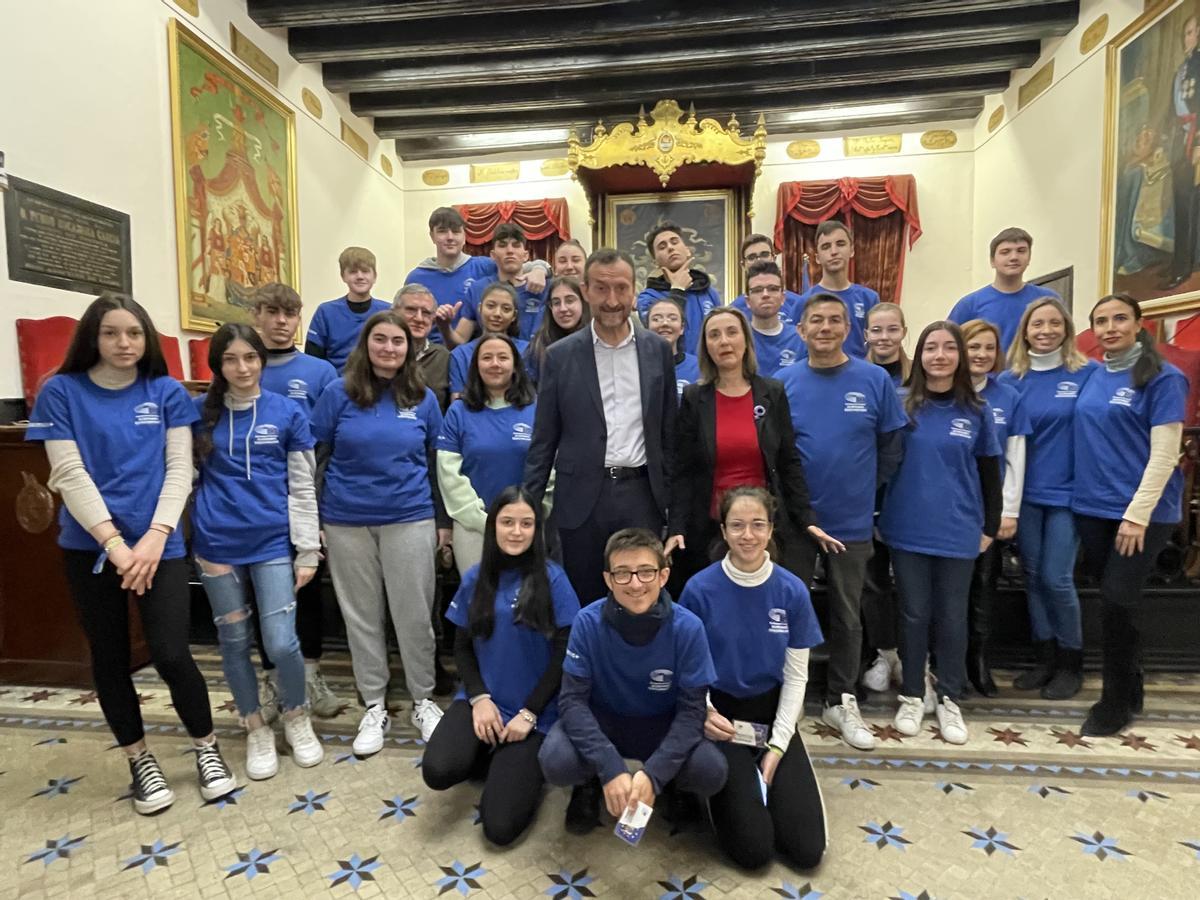 El alcalde de Elche con los alumnos embajadores del IES Sixto Marco.