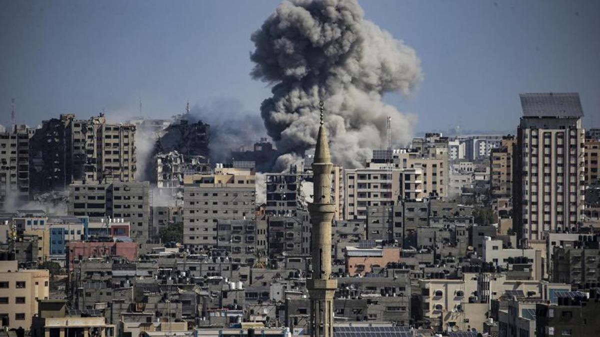 El humo de un edificio tras un ataque en Gaza.