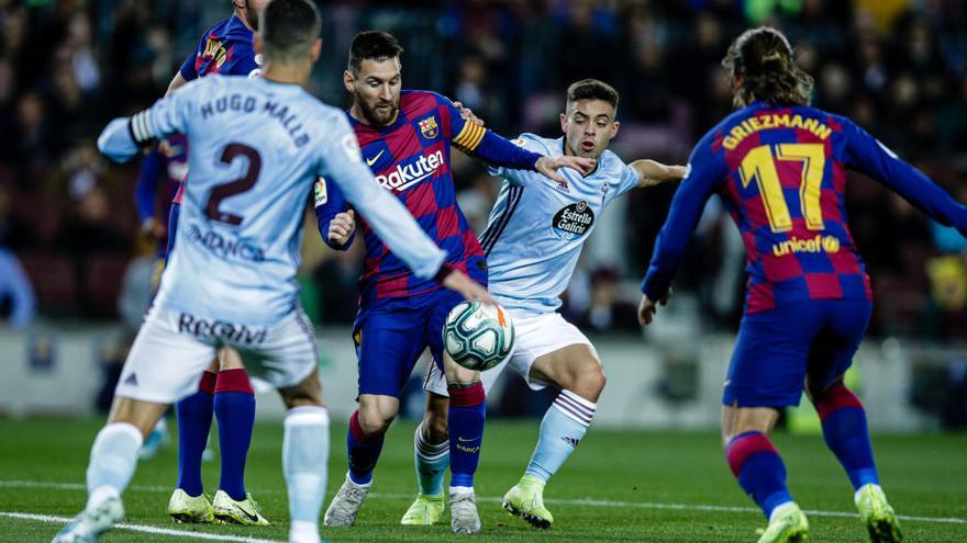Messi, rodeado por Beltrán y Hugo Mallo. // AFP