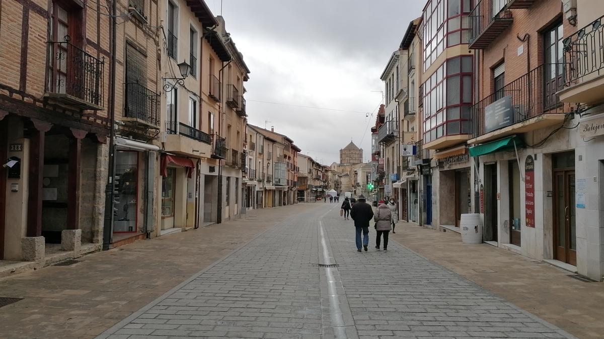 Vecinos pasean por la Puerta del Mercado en la que varios negocios se vieron afectados por la avería