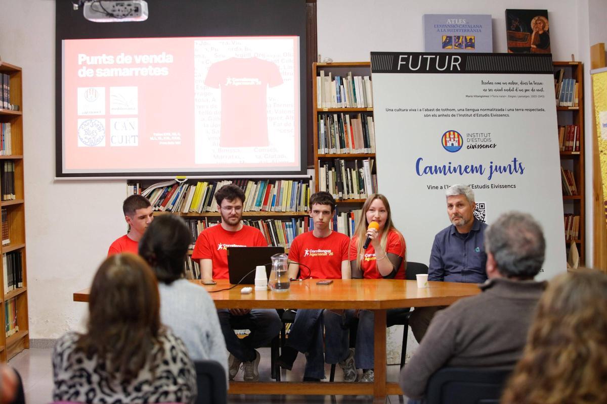 Representantes de los colectivos organizadores en la presentación del Correllengua Agermanat.