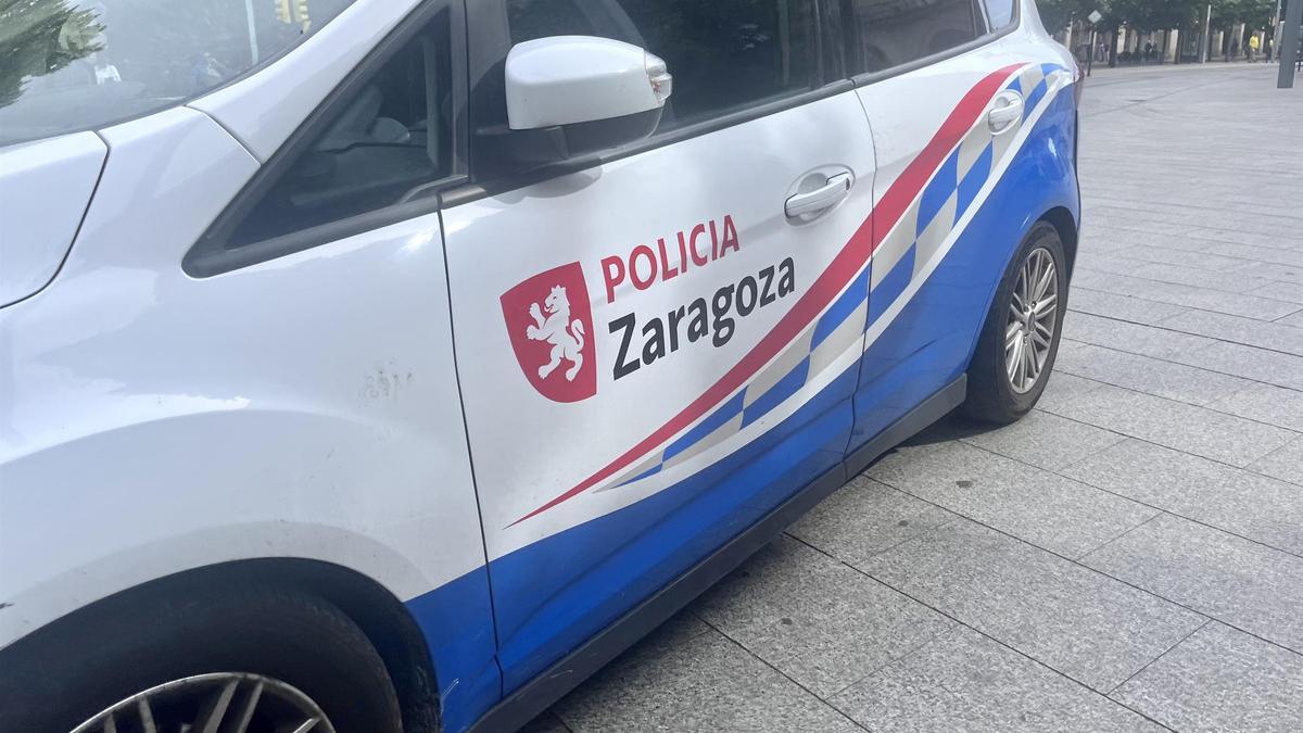 Un vehículo de la Policía Local de Zaragoza, que investiga el siniestro, en una imagen de archivo.
