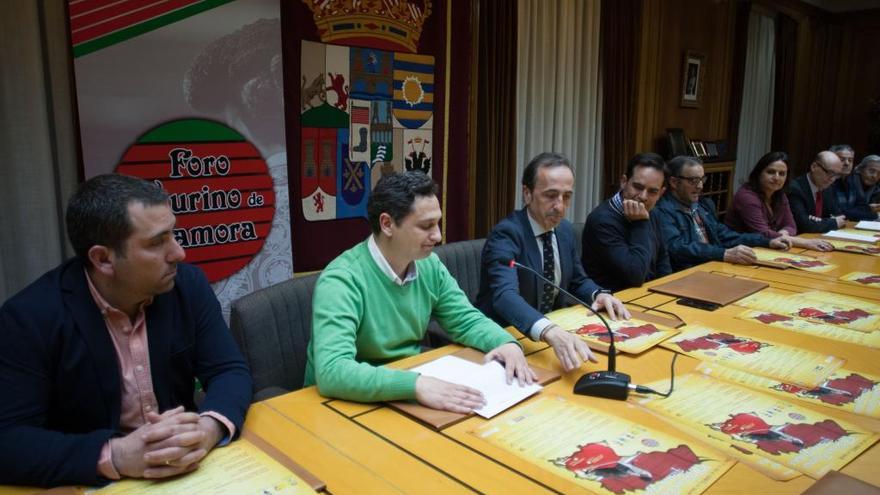 Alcaldes y representantes del Foro Taurino acompañan a Jose Luis Prieto Calderón.