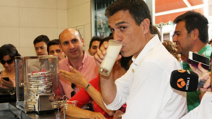 Pedro Sánchez prueba una horchata en Casa Mira en su visita a Málaga en 2015.