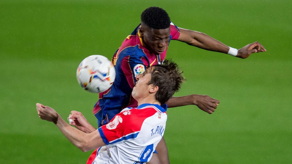 Ilaix Moriba lucha por un balón aéreo con Lejeune.