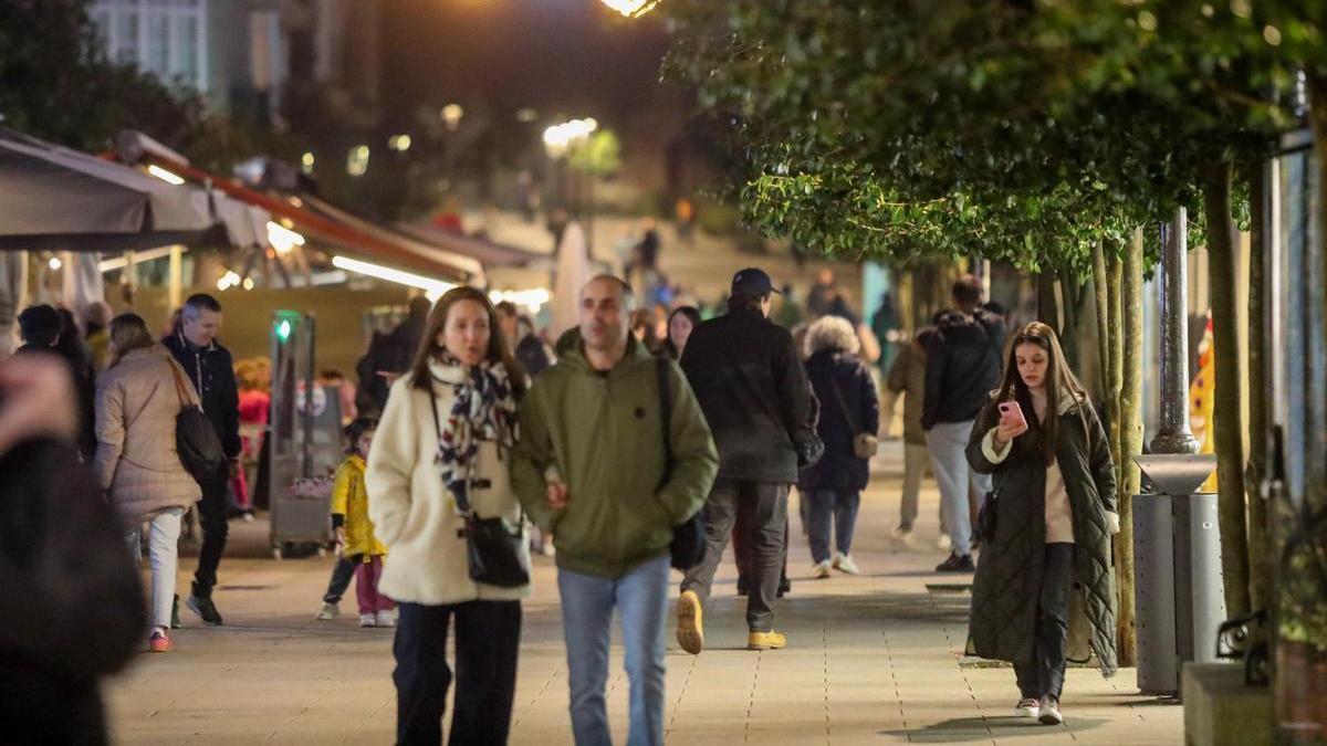 Gente paseand por Vilagarcía.