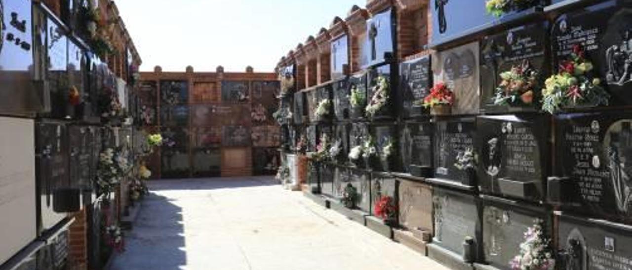 Almoines urge al párroco a construir nuevos nichos en el cementerio