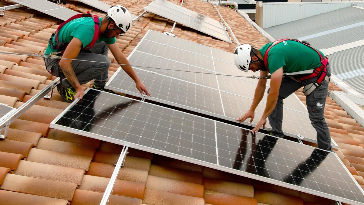 Profesionales de Cambio Energético, haciendo una instalación.