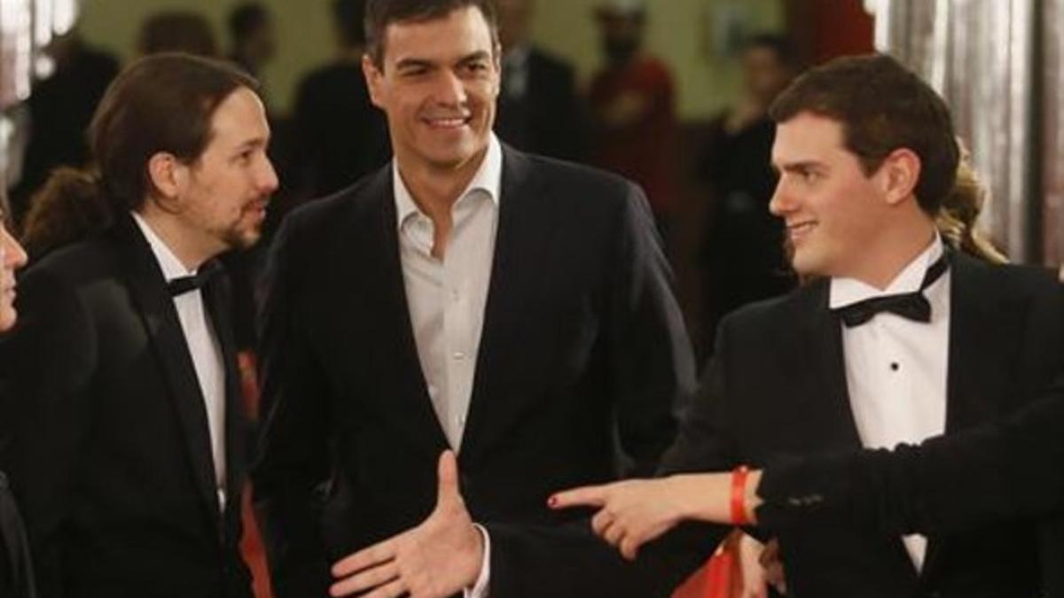 Albert Rivera saluda a Pablo Iglesias, ante Pedro Sánchez.