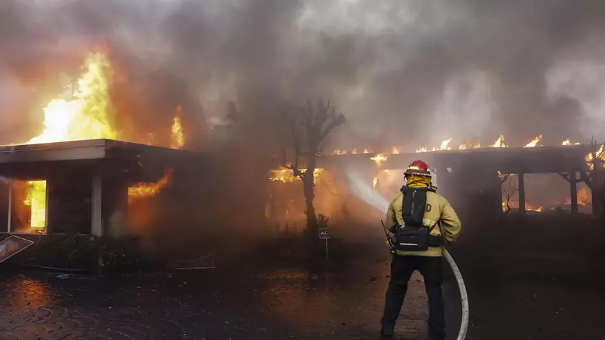 Un incendi obliga a evacuar 30.000 persones a Los Angeles