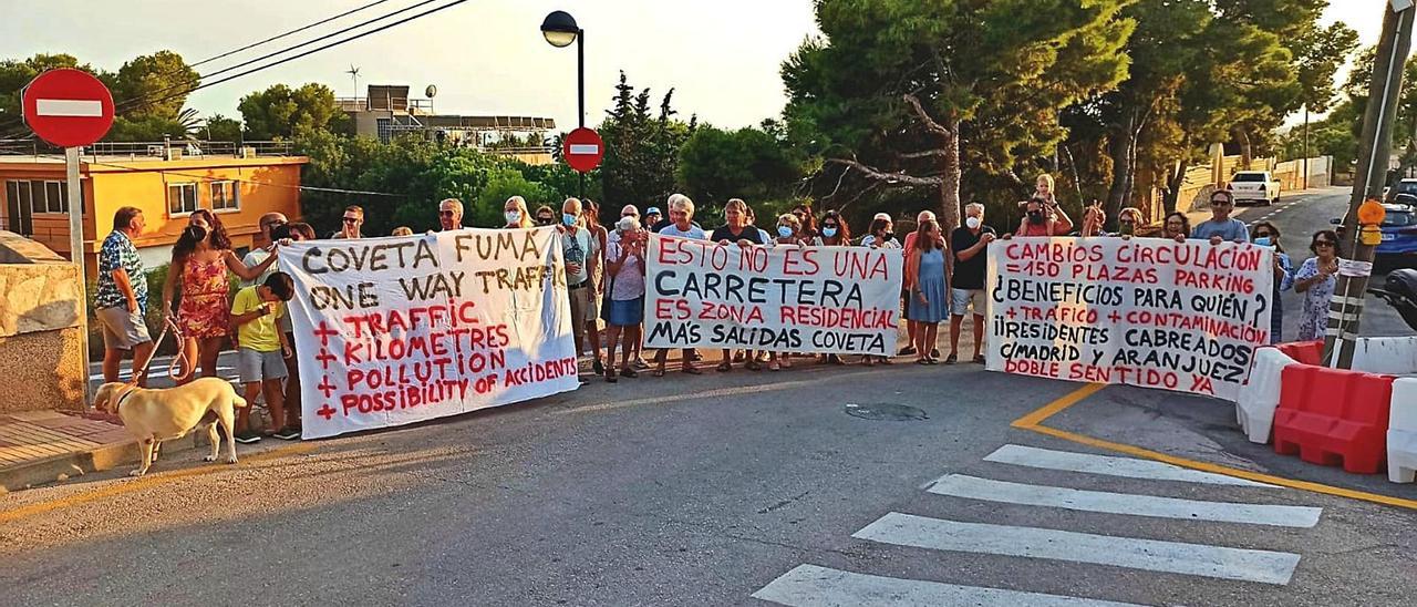 Concentración de los vecinos el pasado 12 de septiembre para protestar por la reordenación del tráfico en la Coveta Fumà.