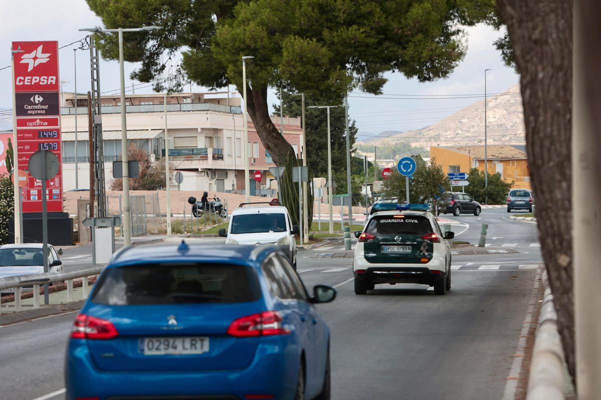 Refuerzo policial en Aspe tras la quema del coche del edil de Seguridad