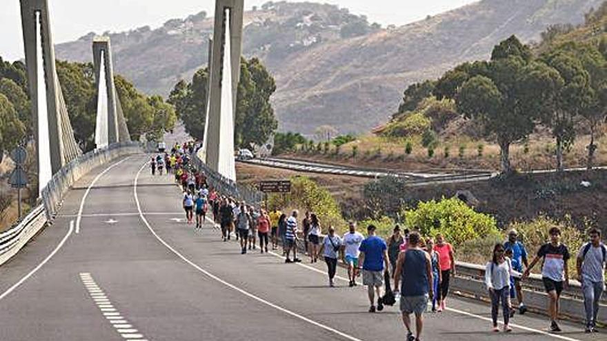 Carretera de la GC-21 a la altura del Puente y durante la festividad del Pino.