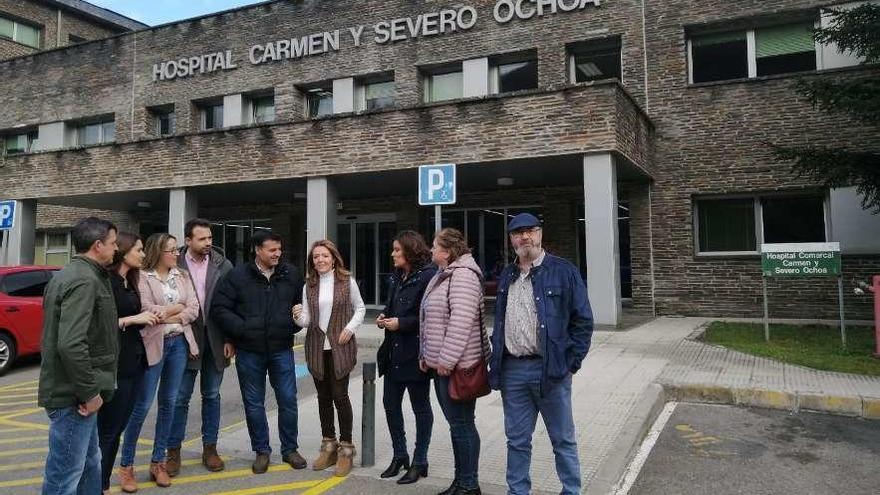 Teresa Mallada, cuarta por la derecha, acompañada de diputados y de concejales de Ibias, Cangas y Tineo, así como de afiliados del partido, ayer, junto al Hospital de Cangas del Narcea.