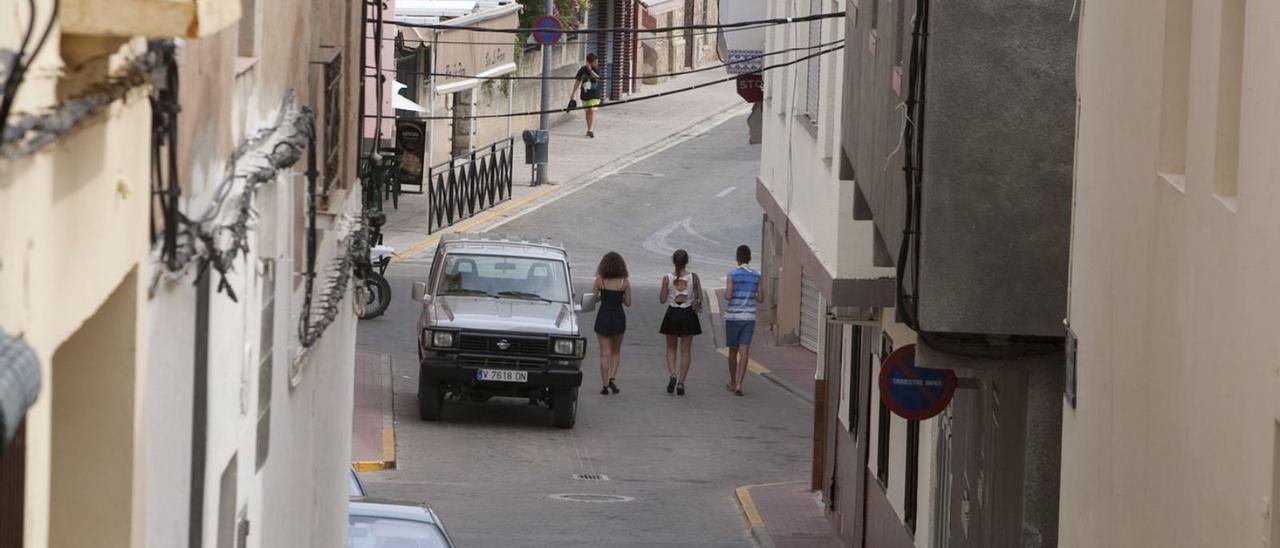 Jóvenes paseando por Quesa, uno de los pueblos del proyecto, en una imagen de archivo. | PERALES IBORRA