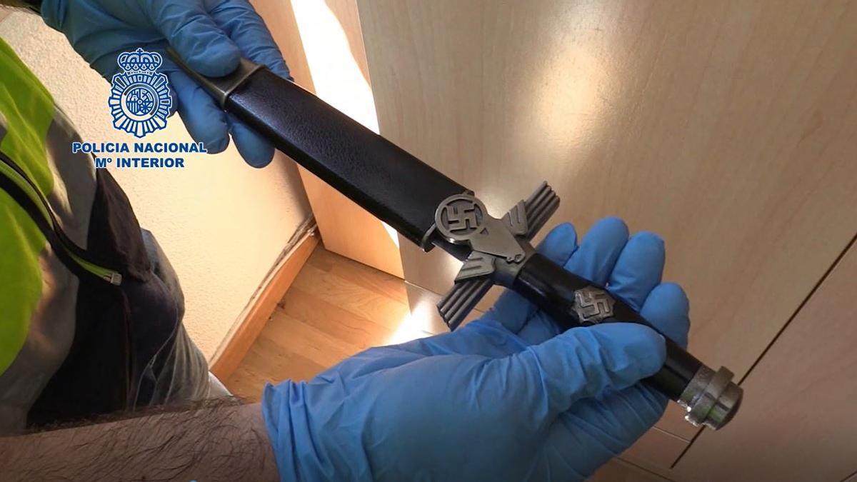 La Policía Nacional encontró una daga con el símbolo nazi en la casa del detenido.