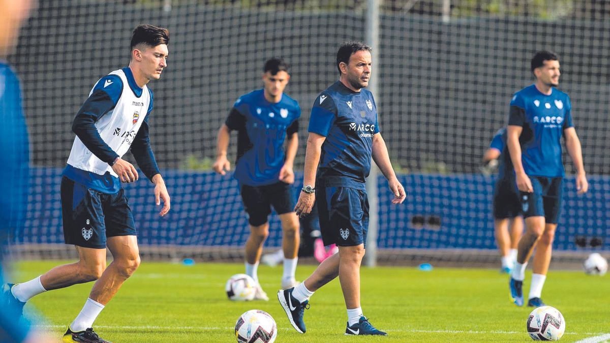 Una imagen de Calleja dirigiendo un entrenamiento