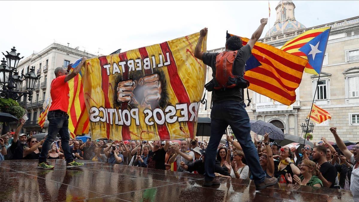 Un grupo de independentistas subidos a una plataforma en la plaza de Sant Jaume donde la asociación 'Hablamos Español' había convocado una manifestación.