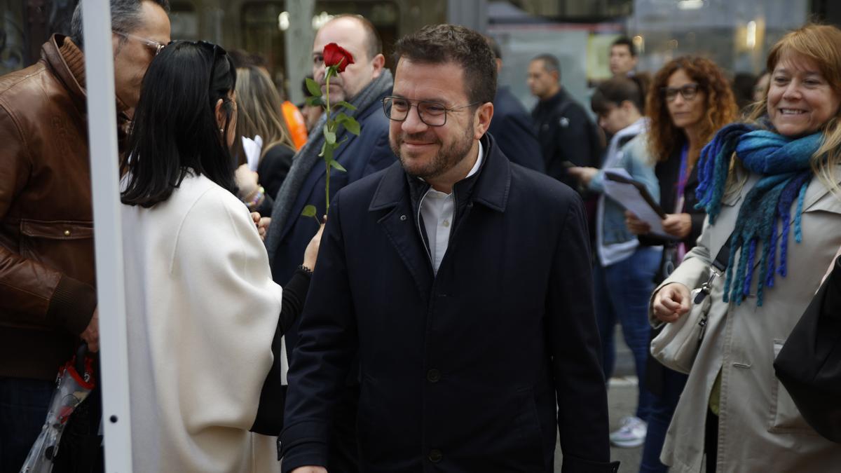 El presidente de la Generalitat, Pere Aragonès, durante su paseo por las paradas de libros y rosas, en el paseo de Gràcia, a 23 de abril de 2024, en Barcelona, Catalunya (España). Aragonès y Garriga han salido a las calles de Barcelona con motivo de la ce