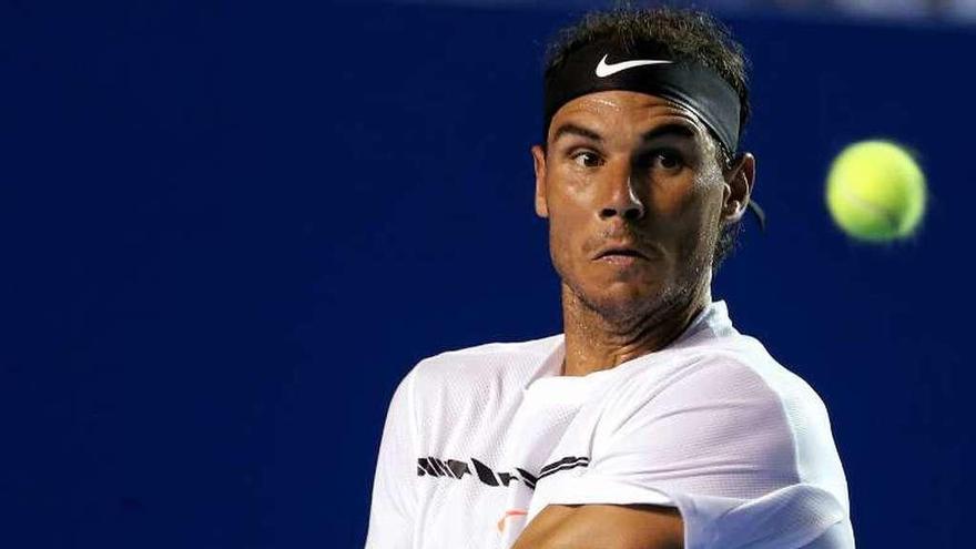 Nadal devuelve la bola durante la final en Acapulco. // Jose Mendez