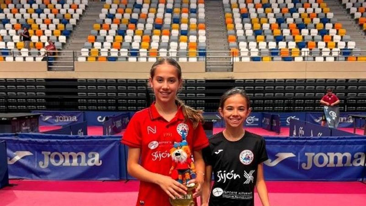 Por la izquierda, Lola y María Uría con el trofeo individual alevín 2026.