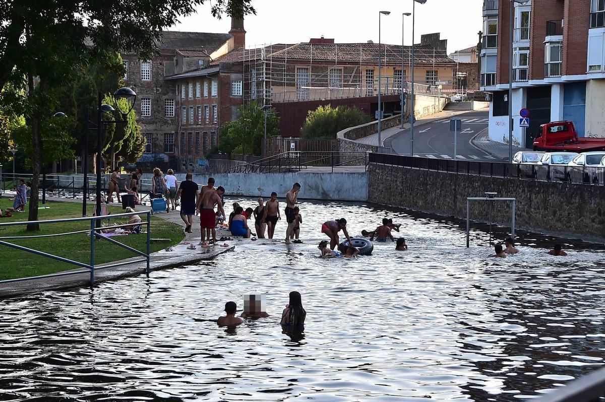 Galería | Las imágenes del parque de La Isla de Plasencia, su 'playa' de verano Galería | Las imágenes del parque de La Isla de Plasencia, su 'playa' de verano
