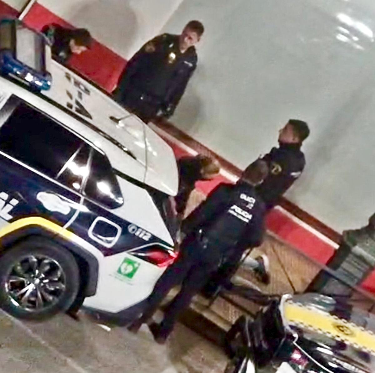 Los agentes de la Policía Local en el momento que reducían al hombre que mostraba un comportamiento agreviso.