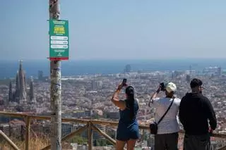 Barcelona fija una patrulla nocturna en el Turó de la Rovira y llena los accesos de avisos de multas por incivismo