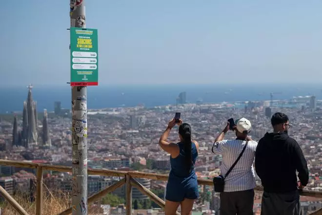 Barcelona fija una patrulla nocturna en el Turó de la Rovira y llena los accesos de avisos de multas por incivismo