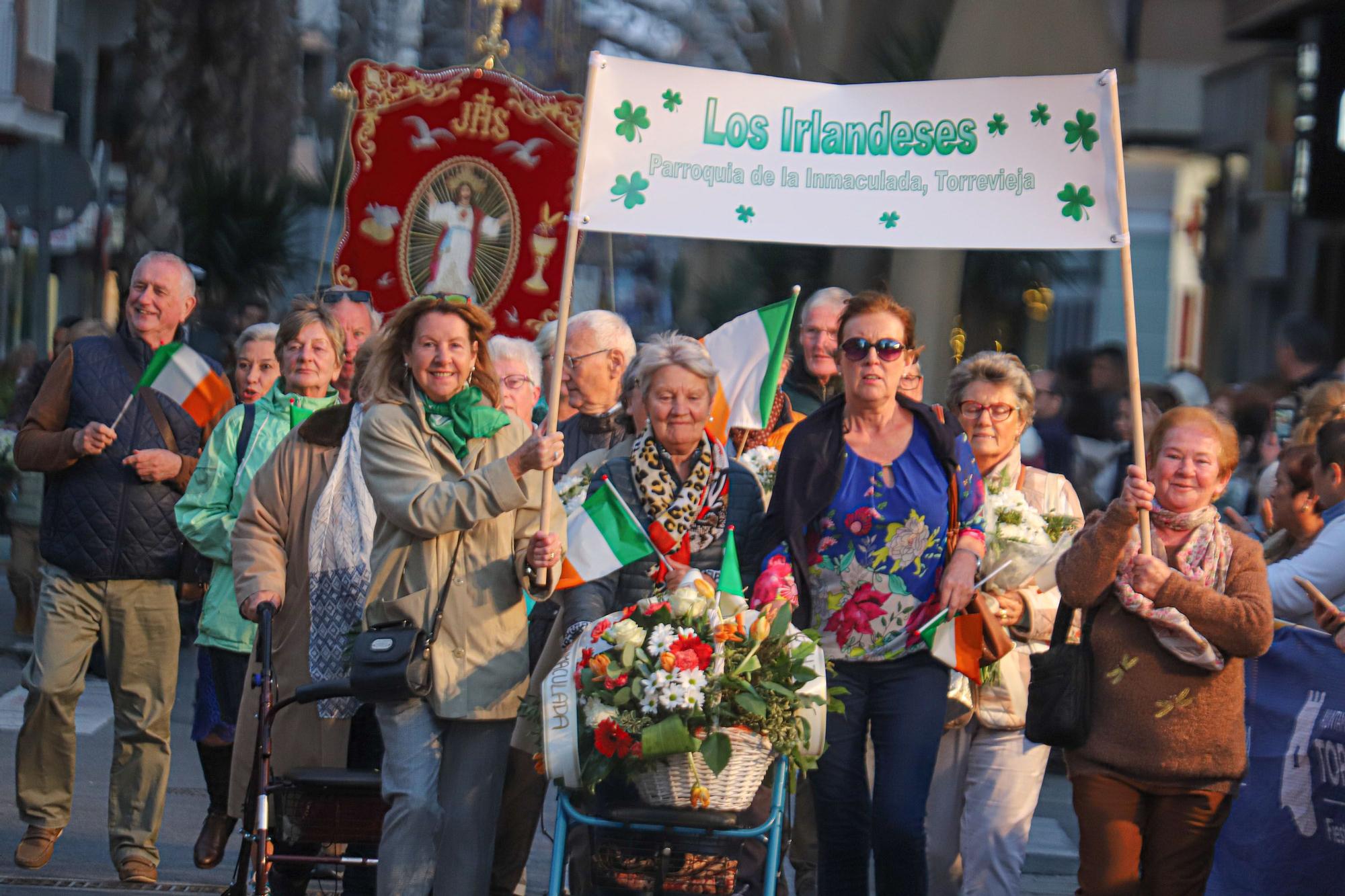 Más de 70 entidades y asociaciones participan en la multitudinaria ofrenda a la patrona que vistió de flores la fachada de iglesia de la Inmaculada Concepción