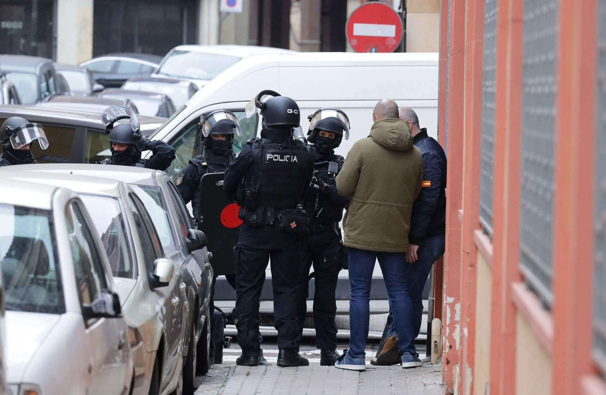 EN IMÁGENES | Un hombre se atrinchera en su casa tras apuñalar a otro en el cuello tras una pelea en la calle El Sepulcro de Zaragoza