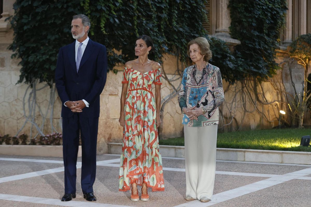 PALMA DE MALLORCA, 04/08/2022.- Los reyes Felipe VI y Letizia (c), acompañados de la reina Sofía (d), reciben este jueves a más de 300 representantes de la sociedad balear, en un encuentro que por primera vez tendrá lugar en los jardines del Palacio de Marivent. EFE/Ballesteros