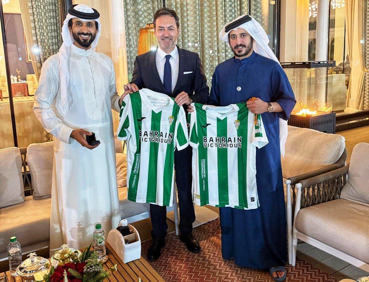 Fernández Monterrubio, en el centro, junto a His Highness Shaikh Nasser Hamad Alkhalifa y His Highness Shaikh Khaled Hamad Alkhalifa.
