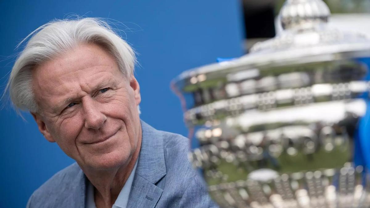 El mítico tenista sueco Bjon Borg fotografiado en el recinto del RCT Barcelona junto al trofeo Godó, con motivo del 50 aniversario de su primera victoria en el trofeo Conde de Godó