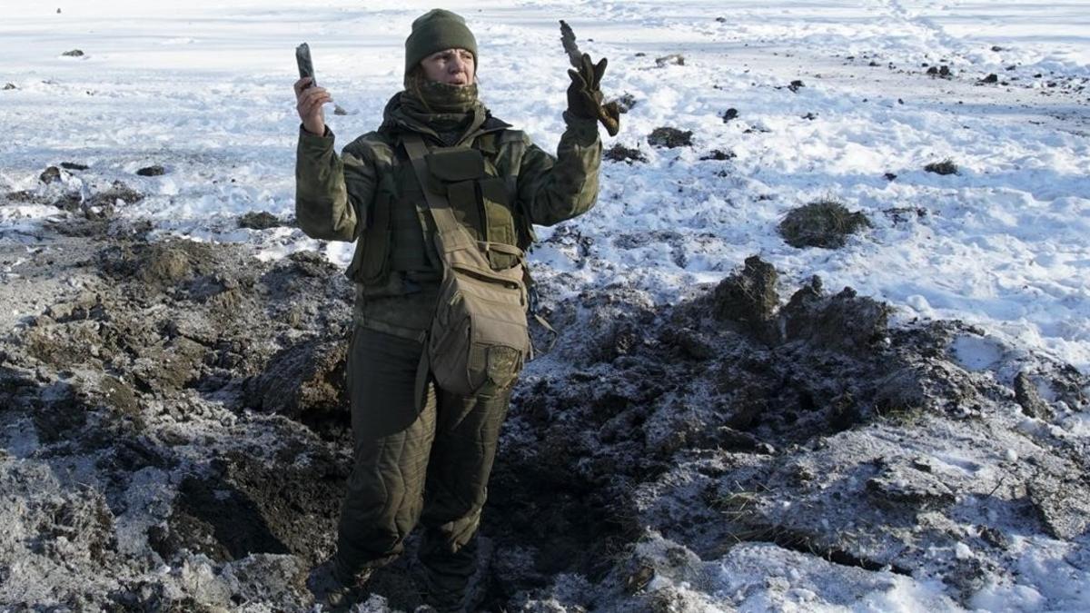 Un soldado ucraniano muestra restos de metralla en la localidad de Avdiivka.