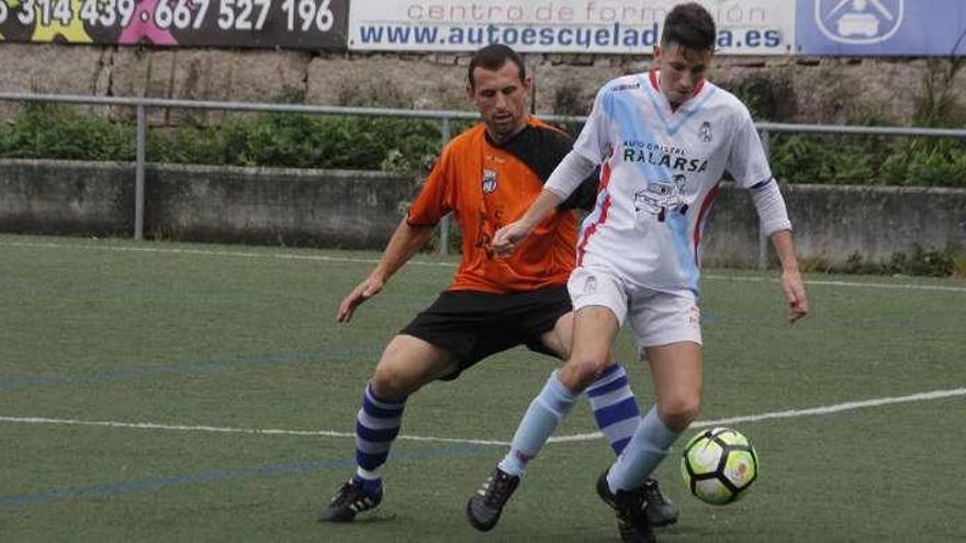 Un futbolista del Cruceiro protege el balón. // Santos Álvarez