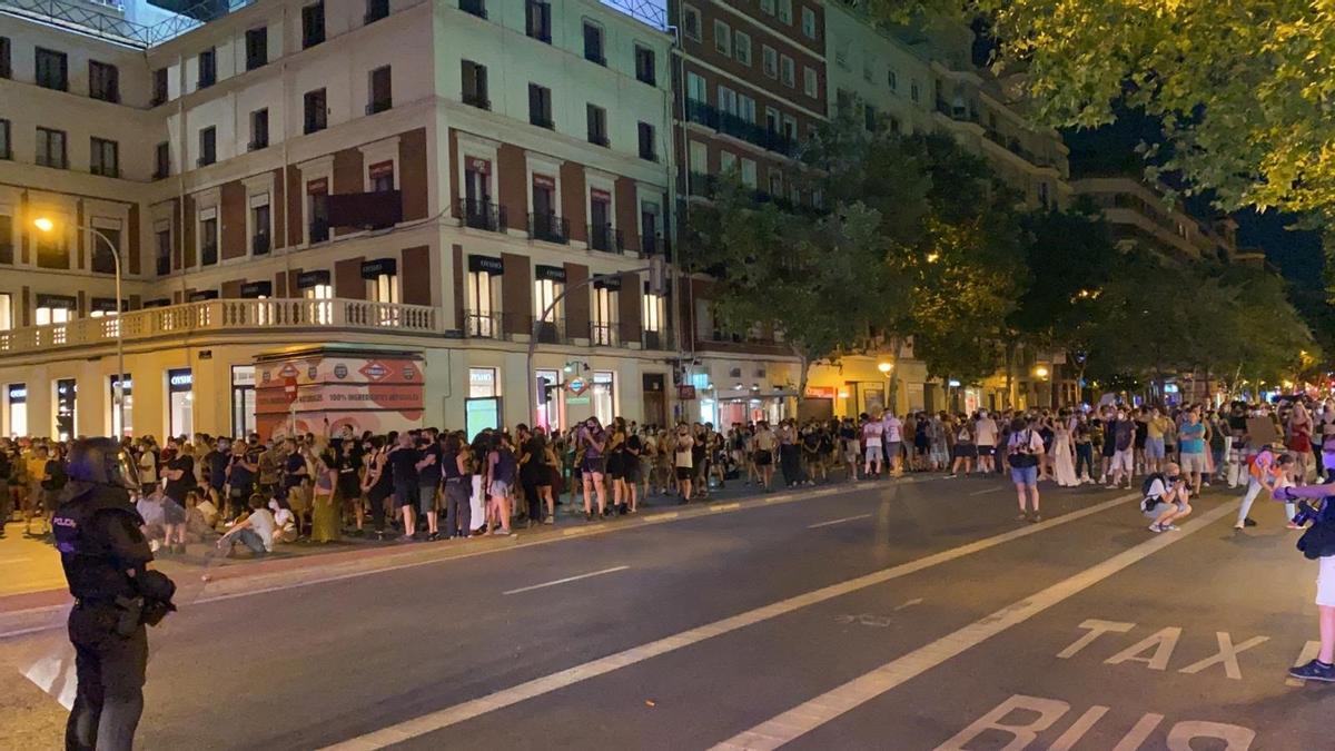 Manifestantes y Policía en Argüelles tras la concentración por el asesinato de Samuel.